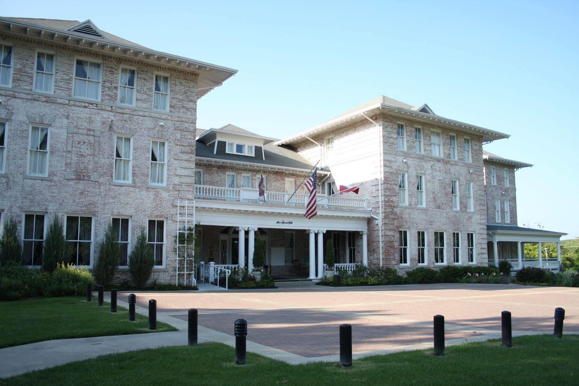 Inn At Carnall Hall Fayetteville Exterior photo